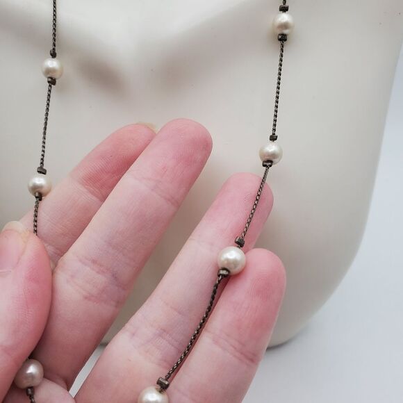 Antique pearl floating necklace classic look staple piece - Picture 2 of 3